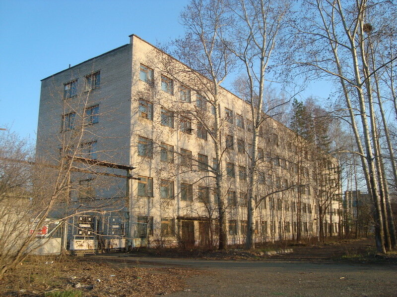 Заброшенный в 2000-х годах, когда-то мощный комплекс ядерных исследований, занимавшийся разведкой урановых руд для военной и мирной промышленности Дальнего Востока, а также рудного золота. В штате предприятия помимо лаборатории был и парк различной техники вплоть до самолётов, оснащённых специальным оборудованием для ведения разведки залежей урановых руд.