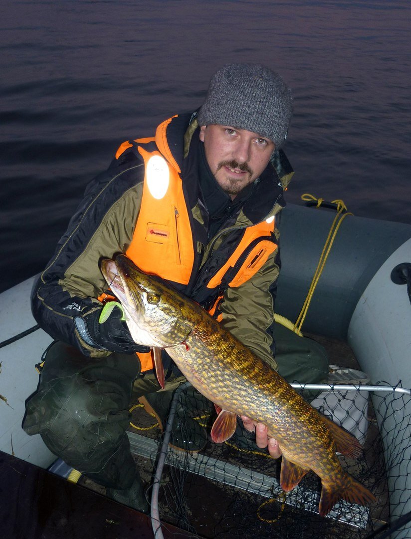 В данном случае повезло, щука взяла приманку аккуратно, поэтому поводок из лески не перекусила.