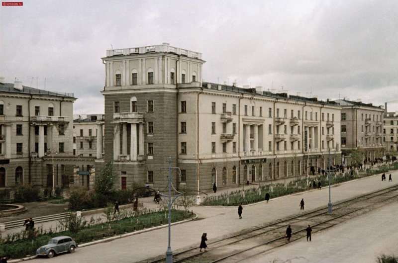  Во время активной индустриализации развивающаяся промышленность нуждалась в большом числе трудящихся, а для них необходимо было предоставить жилплощадь вблизи производства. В тот момент наблюдалась острая нехватка жилья. Было принято решение о строительстве бараков и расселении рабочих в коммунальные квартиры. Об условиях жизни в них – в нашей статье.

Советские строительные стандарты постоянно подвержены шквалу критики и даже насмешкам, но брежневки с хрущевками до сих пор популярны и пользуются спросом на вторичном рынке недвижимости, на страницах этогосайта огромное количество вторичного жилья по всей России, в том числе и в городе Томске. Это с учетом того, что эксплуатационный срок у многих из домов давно закончился.
