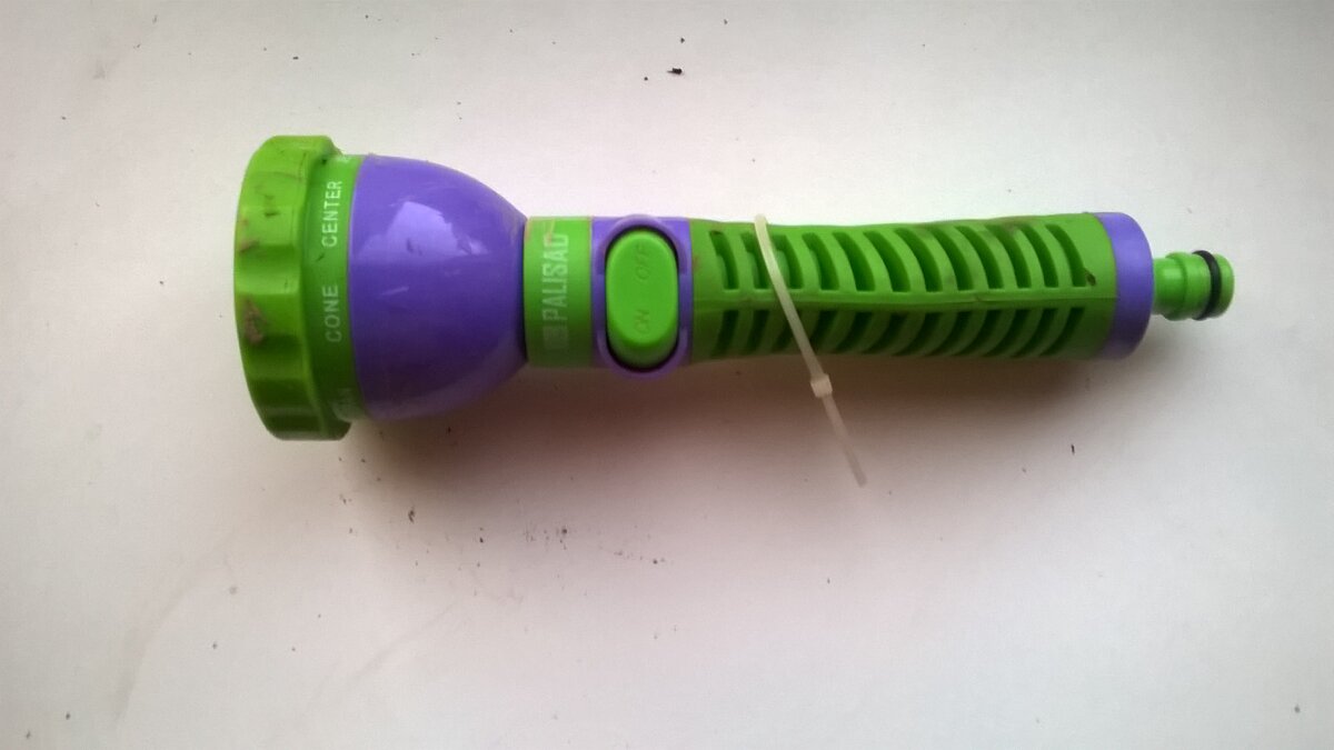 Простейшая поливалка оказалась работоспособной и эффективной. За хорошую поливалку известной марки пришлось бы заплатить чуть не три ее цены - 280 рублей.