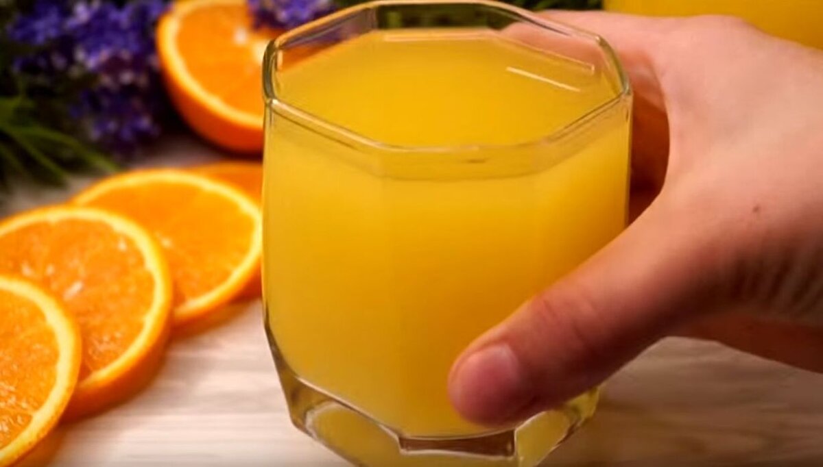 Сок лимоном на зиму рецепт. Лимонад из апельсинов. Сок из апельсина. Сок домашний из апельсинов. Апельсиновый сок домашнего приготовления.