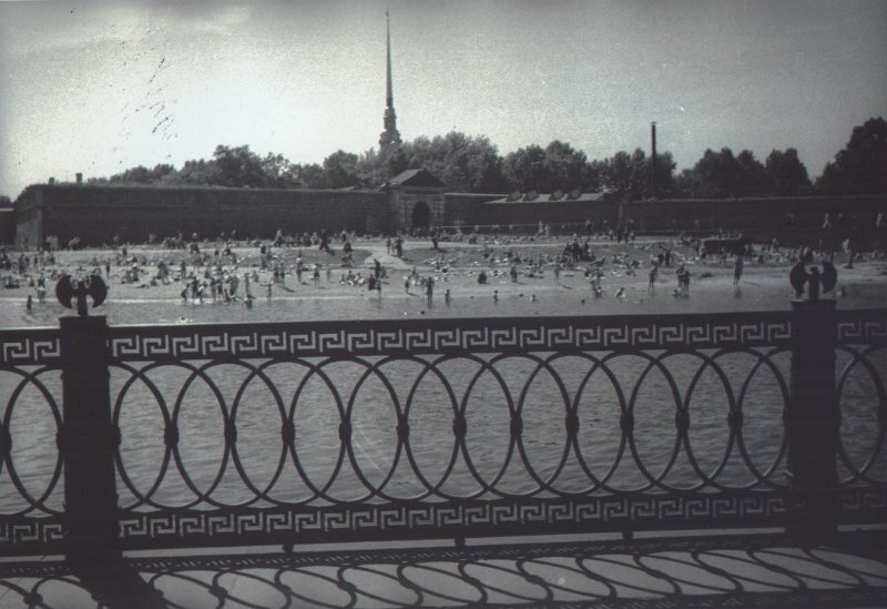 Пляж Петропавловской крепости. Владислав Микоша, 1940 год, г. Ленинград, из архива МАММ/МДФ.
