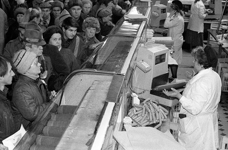 В конце 80-х советский человек мог быть беден не только в силу маленьких доходов, но и по причине невозможности купить на имеющиеся деньги нужные товары.