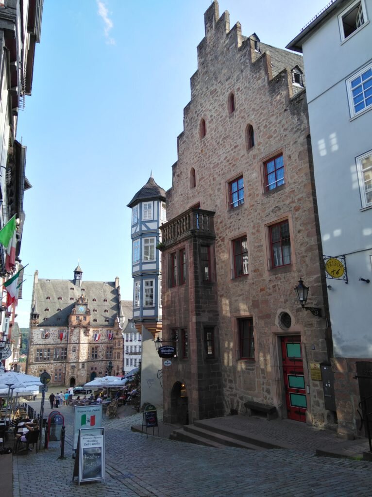 Здание в стиле кирпичной готики в верхней части рыночной площади. Восходит к середине XIV в. До конца 2006 г. здесь располагался городской ЗАГС