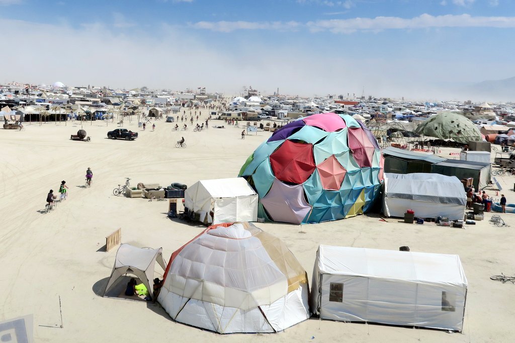 Camp men. Burning man лагерь. Burning man шатры. Burning man палатки. Фестиваль с палатками.