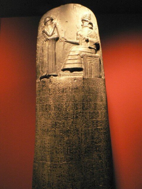 Хаммурапи получает от бога солнца Шамаша Свод законов