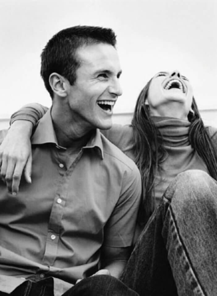 Дрьючба между мужчиной и женщиной. Дружба между мужчиной иденщиной. Мужчина и женщина смеются. Парень смеется.