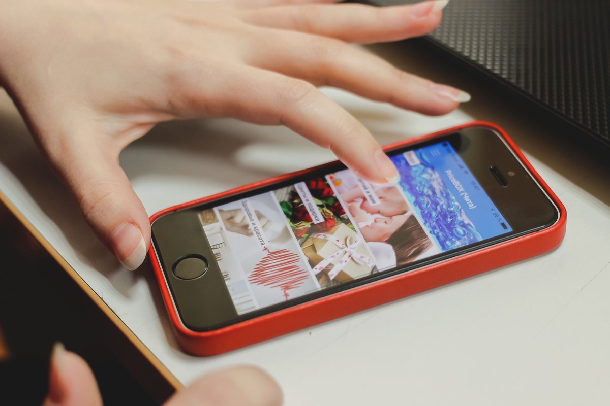 Зампред комитета Госдумы по образованию и науке Борис Чернышов предложил ввести запрет на использование школьниками гаджетов дороже 5 тысяч рублей, сообщают 4 сентября РИА Новости. «Парламентарий пояснил, что, по его мнению, дорогая техника подчёркивает социальное расслоение в обществе, заставляя детей из необеспеченных семей чувствовать себя ущемлёнными, поскольку не каждый родитель может позволить себе купить ребёнку гаджет за 10-20 тысяч рублей», — говорится в сообщении.

Так, по мнению Чернышова, дети смогут соревноваться не в том, чей смартфон или планшет дороже, а соперничать в человеческих качествах — уме, сообразительности, чувстве юмора. Чтобы всё время быть на связи с родителями, детям достаточно простого кнопочного телефона.

Министр просвещения Ольга Васильева 31 августа во время общероссийского родительского собрания поддержала полный запрет смартфонов в школах. После президент России Владимир Путин сообщил, что обсудит эту идею с министром на вопрос эффективности.