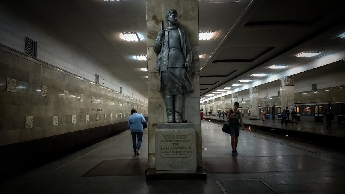 Памятники метро. Метро Партизанская Зоя Космодемьянская. Памятник Зое Космодемьянской Партизанская. Статуя Зои Космодемьянской в метро Партизанская. Партизанская метро памятник Зоя.