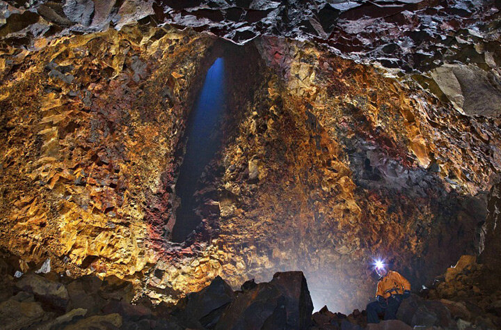 Спуск в жерло вулкана