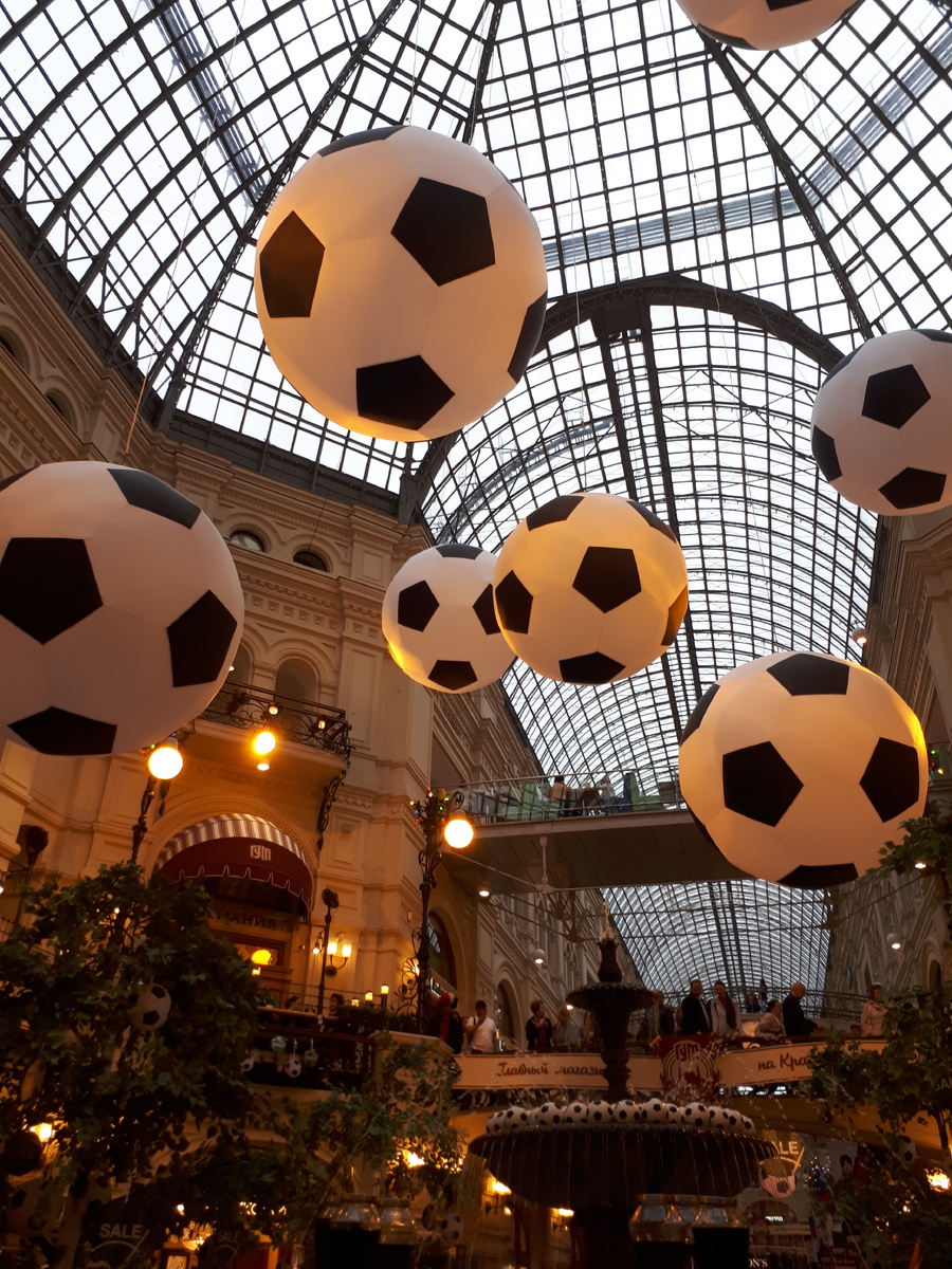 В преддверии ЧМ вся страна была украшена футбольной атрибутикой . Бары, рестораны и гостиницы работали на болельщиков с разных уголков планеты. На фото: первый этаж ГУМа, Москва.