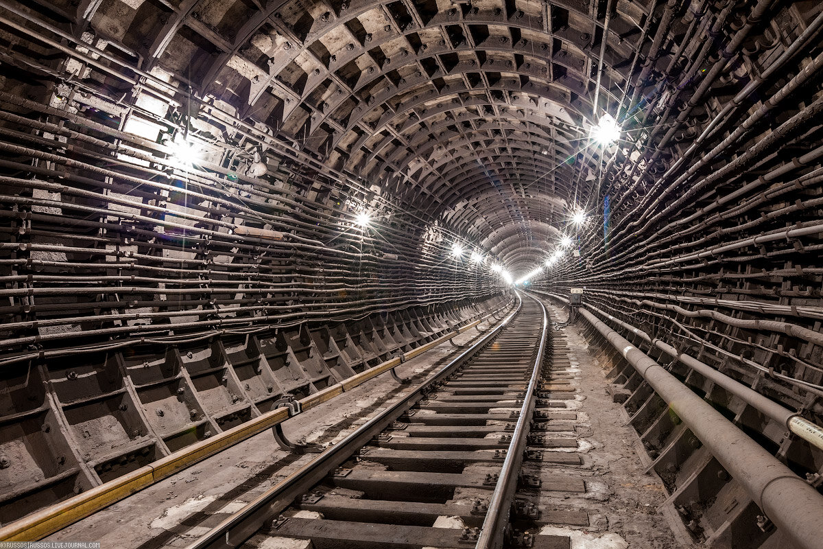 Тоннель метро. Тоннели Московского метрополитена. Метро тоннель подземелье Московского метрополитена. Тоннель метрополитена. Метро тоннель станция.