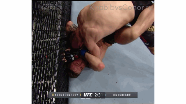 Рефери Херб Дин рядом и может в любой момент остановить бой