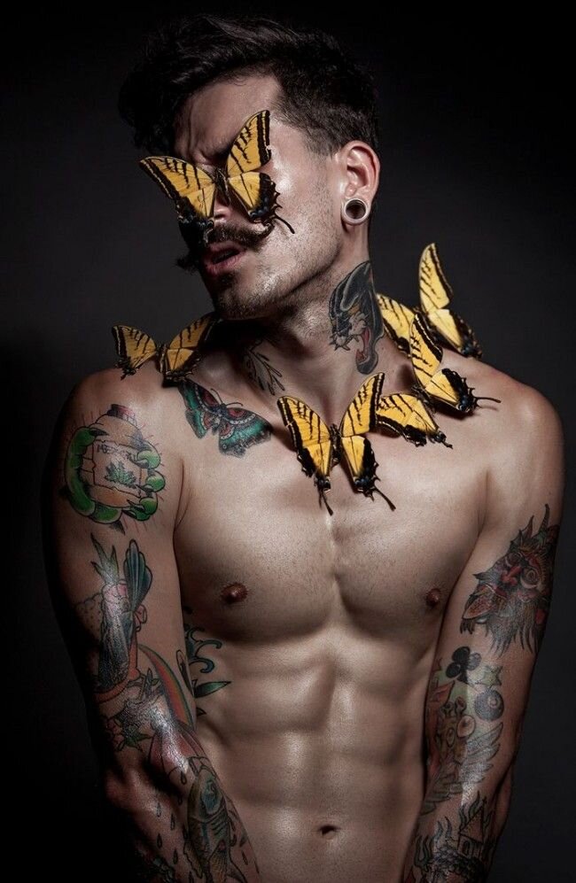 Тату бабочки мужчина. Татуированные парни. Парни с татуировками на теле. Парень с бабочкой в руке. Тату бабочка мужская.