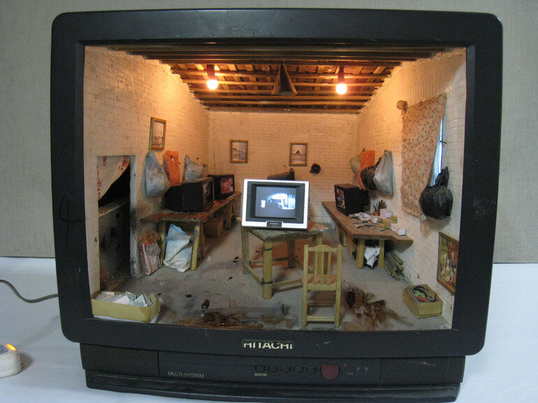 Он разобрал старый телевизор. Только посмотри, что получилось из его затеи!