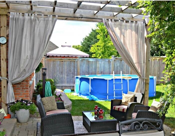 Но внезапно испортившаяся погода, порывы ветра или ливень могут нарушить ваши планы. Избежать этого помогут специальные шторы для беседок и веранд, которые можно приобрести в готовом виде или сделать своими руками. При этом вы решите одновременно две задачи: установите защиту от непогоды и от любопытных посторонних взглядов.