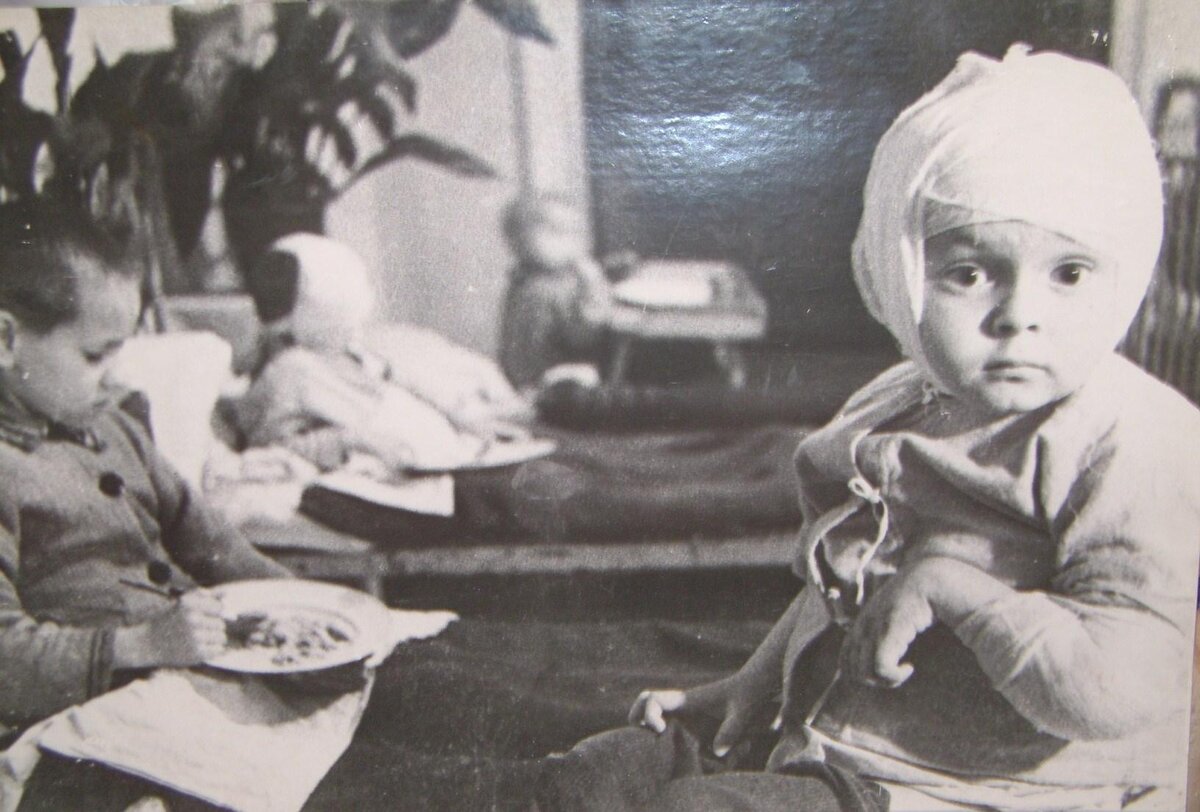 После артиллерийского обстрела. В больнице им. Рауфхуса. Фото Елены Эварт. Архив музея школы № 238 Адмиралтейского района г. Санкт-Петербурга