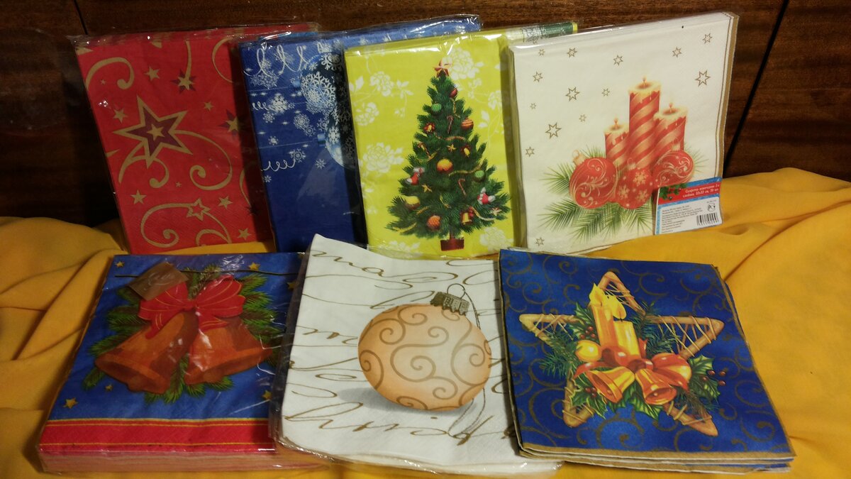 Салфетки с новогодним рисунком большие.