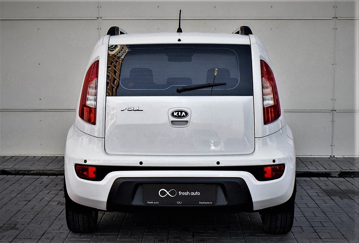 Сзади в белом цвете, первая ассоциация - холодильник