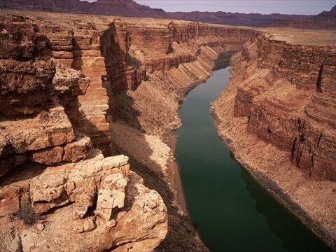 Одним из самых необычных мест на планете является Гранд-Каньон в Аризоне. На протяжении нескольких миллионов лет река Колорадо размывала плато, прорезая себе путь в известняке, сланце и песчанике, добравшись до твердых слоев гранита. И поныне она создает удивительные структуры из камня, продолжая углублять каньон.  Длина каньона – 446 километров, ширина его достигает 29, а глубина – почти двух километров. Большой Каньон настолько велик, что от его глубины зависят флора, фауна и даже погода в нем. На дне очень жарко, здесь растут кактусы и растительность пустынь.