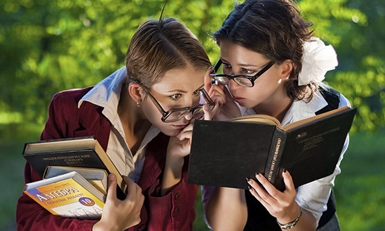 
Если присмотреться, то можно заметить, что дети непрерывно двигают глазами, тогда как взрослые поворачивают голову, чтобы увидеть предмет, находящийся в стороне. Таким образом, у взрослых людей глазные мышцы лишаются хороших укрепляющих движений, у них слабеет и значительно ухудшается периферическое зрение.