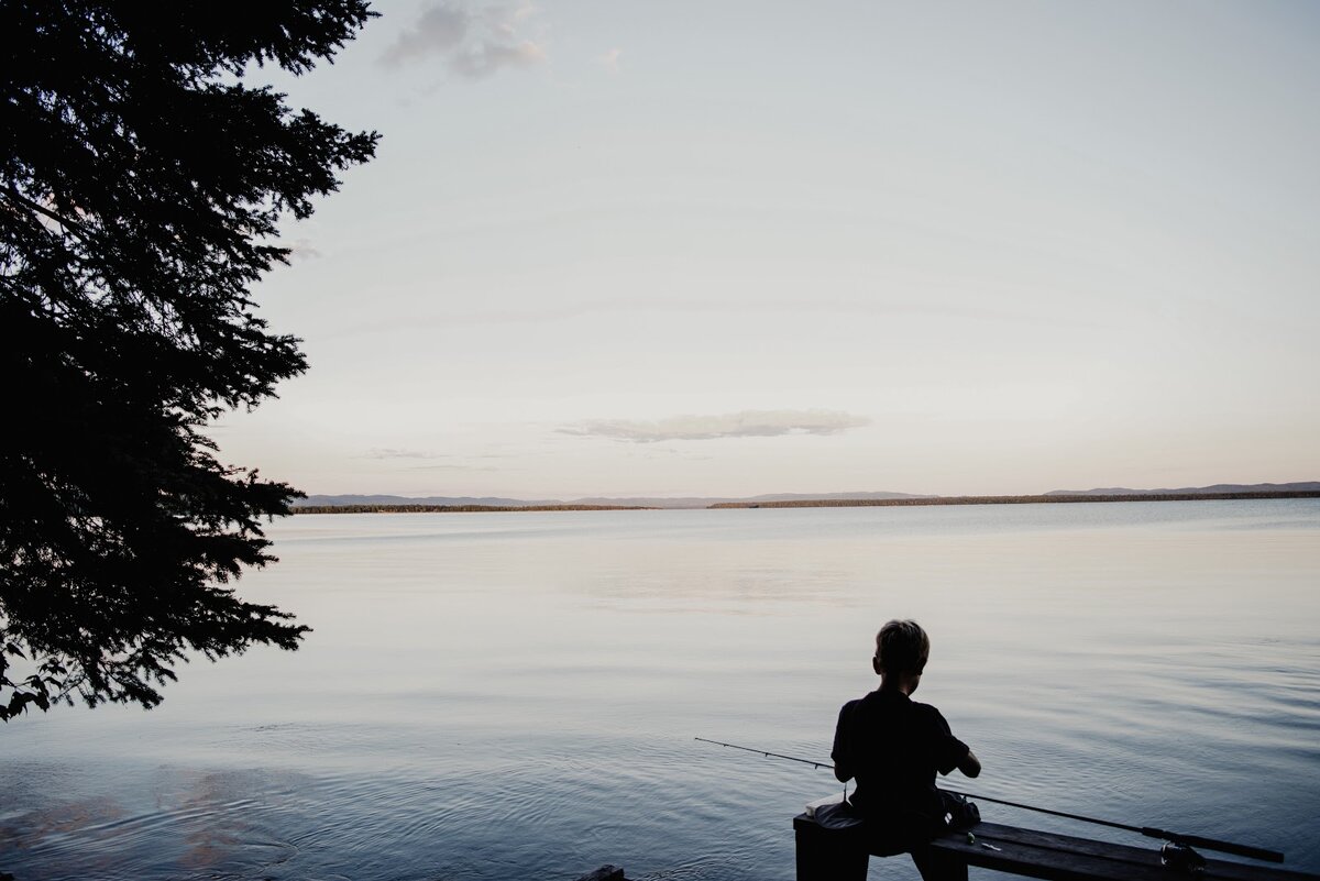 Рыбалка дикарём – это то, что любят «трушные» (от англ. true – правильный, настоящий) рыбаки. Комфортным рыболовным базам они предпочитают палатки, в спальниках спят крепче, чем на мягкой кровати, и всё, что может пригодиться на рыбалке, возят с собой в машине (даже если едут на работу). Трушные рыбаки знают 101 способ приготовления рыбы, а уху, сваренную в котелке, готовы есть неделю, не требуя разнообразия.