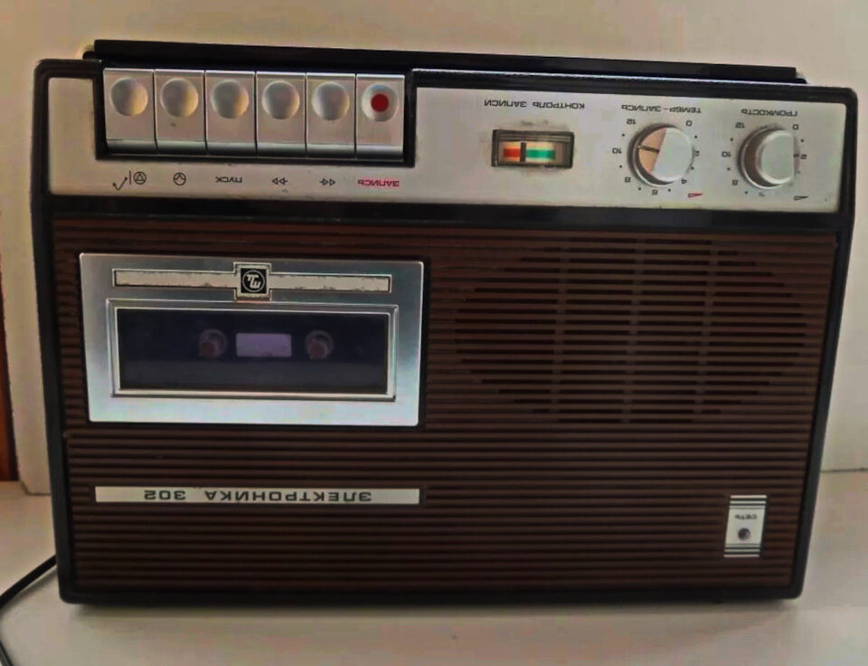 Электроника 302 очень часто меняла свой внешний вид и цвета. У меня была именно такая.