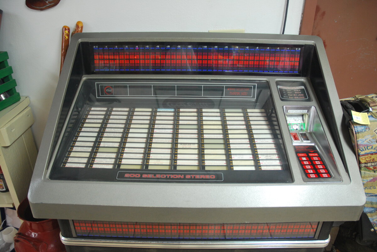 Музыкальные аппараты со стерео звуком стали появляться в с 1960х гг.