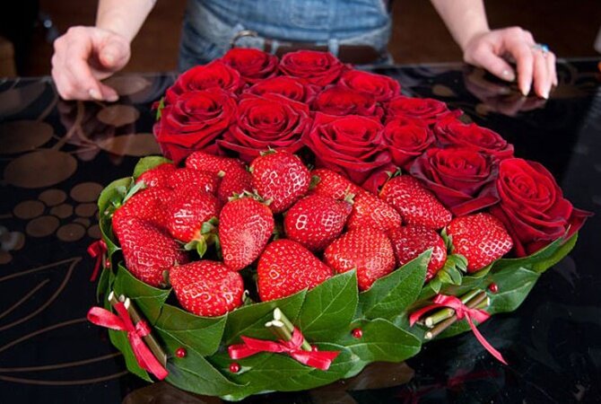 Что подарить девушке