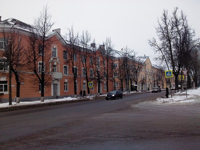 Это улица Леона Поземского в Пскове - одна из самых загруженных и самых нерегулируемых в городе. Снято в редкую "минуту не пик" .