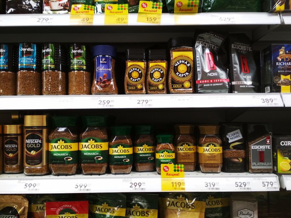 Именно с этих полок злоумышленник хотел похитить растворимый кофе