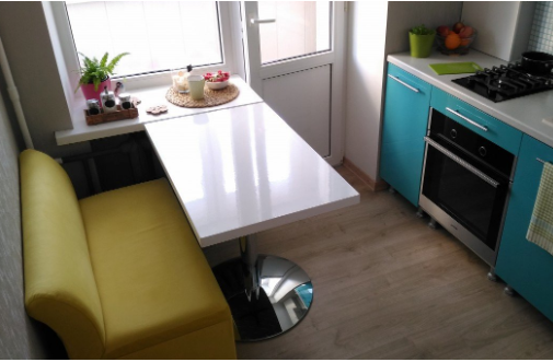 Нетиповые самодельные стол и диван, фартук из дешевой мозаики с яркой затиркой и нестандартные шкафы на кухне для 100% п…
