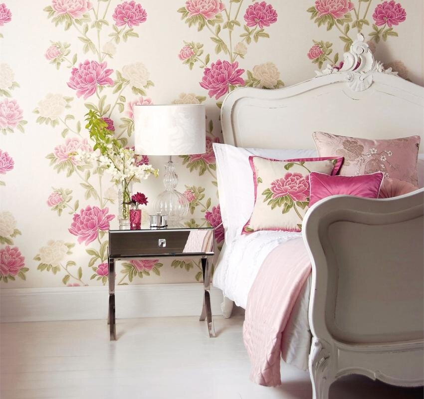 Невероятно нежная спальня с обоями из группы цветочных.