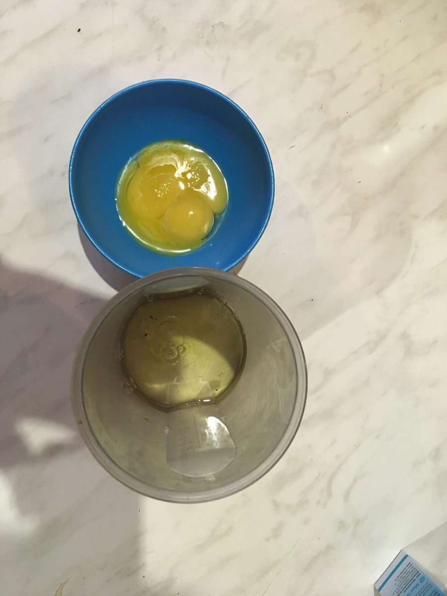 Белок с желтком в разные ёмкости