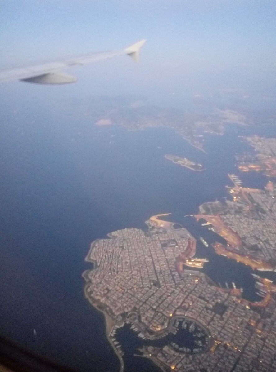   Трудности перевода. 
Самой главной проблемой, на мой взгляд, я считаю  языковой барьер. Немногие люди когда собираются в путешествие,  задумываются на тему языка. А зря. Очень много чего можно упустить.  Например, где что находиться и как туда добраться. Конечно вы скажите,  что в век технологий всё просто. Может так, а может и нет. Вот что  случилось со мной когда я посетил Португалию.