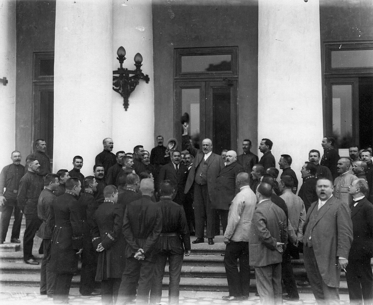 Председатель Государственной Думы М.В. Родзянко ораторствует перед публикой.