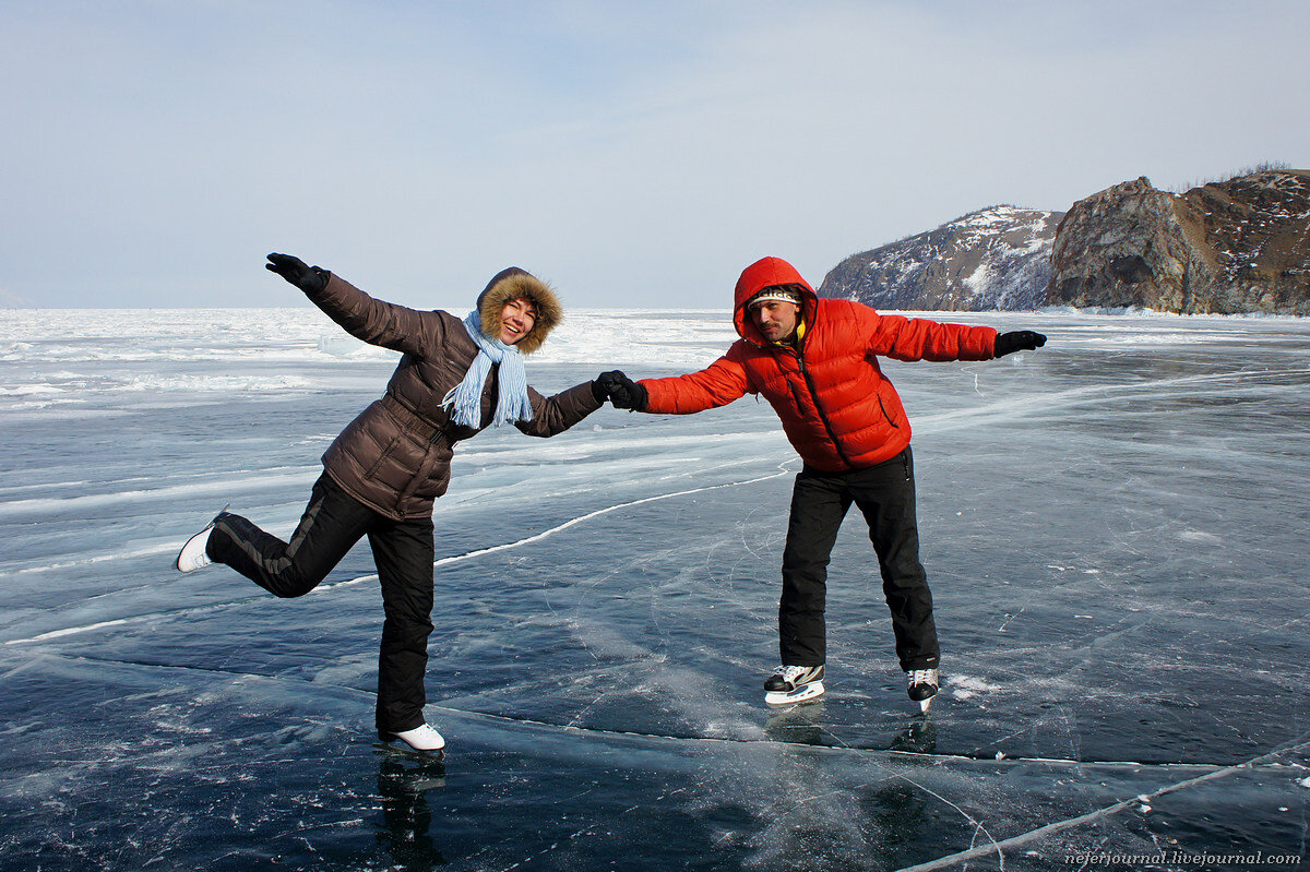 Шагающий лед. Озеро Байкал катание на коньках. Коньки на льду Байкала. Байкал зимой на коньках. Кататься на коньках на Байкале.