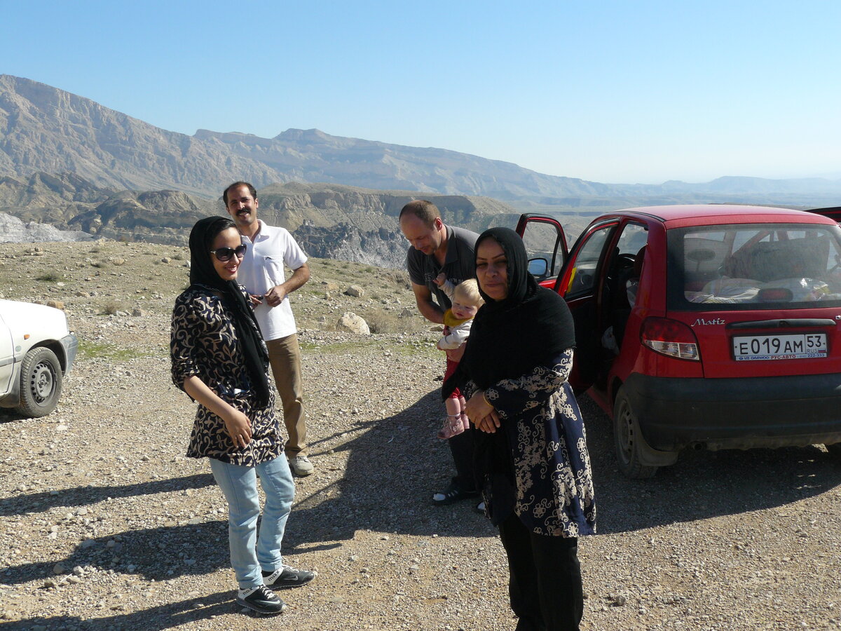               Наш пепелац в дружной компании прибыл к соляному куполу Джашк 