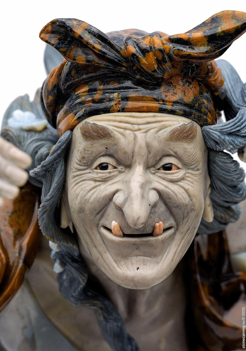 Баба-Яга. Сказочный персонаж баба Яга. Лицо бабы яги скульптура.