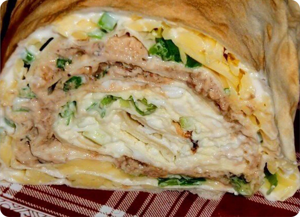 Рулет "Мимоза" из лаваша с сайрой сыром и зеленью.