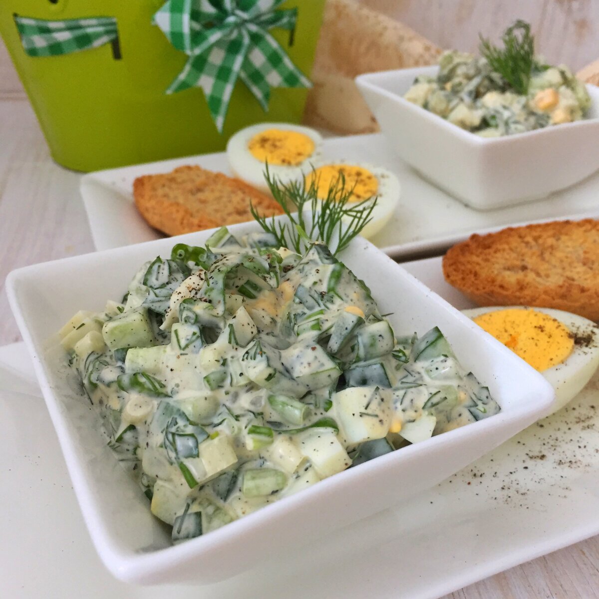 Салат с маринованной черемшой и курицей