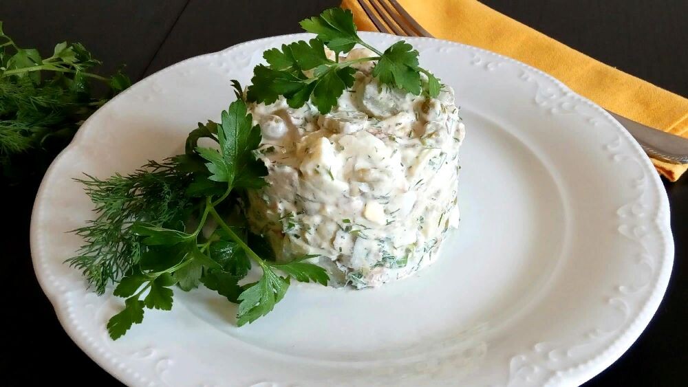 Мне нравятся простые и быстрые блюда.Этот салат один из таких.что называется " Просто и Быстро ". И не смотря на его простоту,он по праву займёт своё место на праздничном столе.