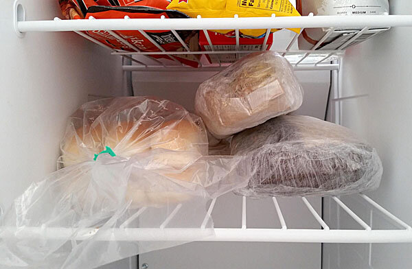 Шеф-пекарь рассказал, почему нельзя хранить хлеб в пакете