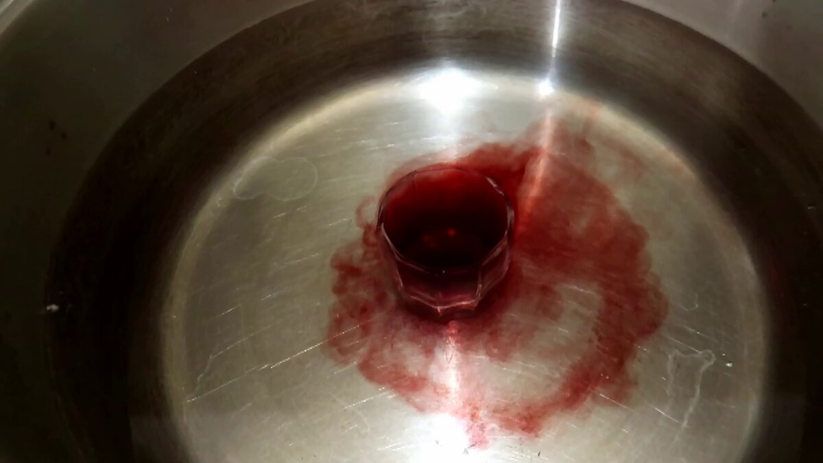 Древний способ испортить 100-200 мл вина, а также поставить общий физический опыт, демонстрирующий разную плотность жидкостей по ссылке отсюда https://dom-ozhag.mirtesen.ru