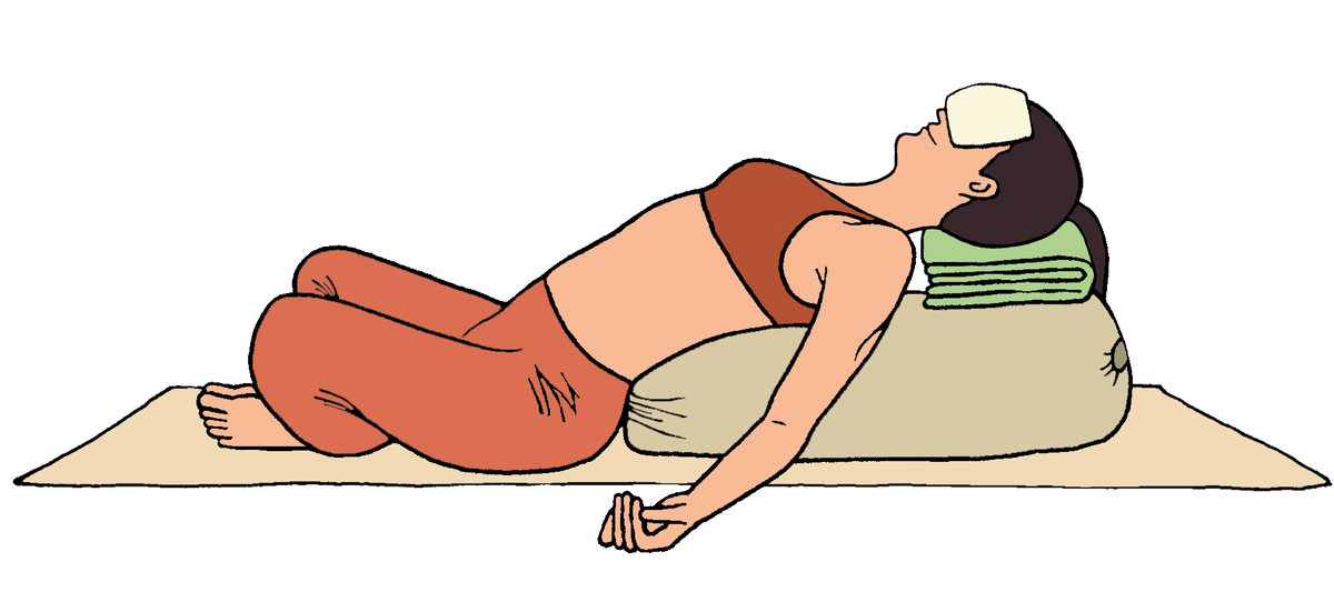 Рис. Поза "Бабочки лежа". Источник фото: https://yogajournal.ru