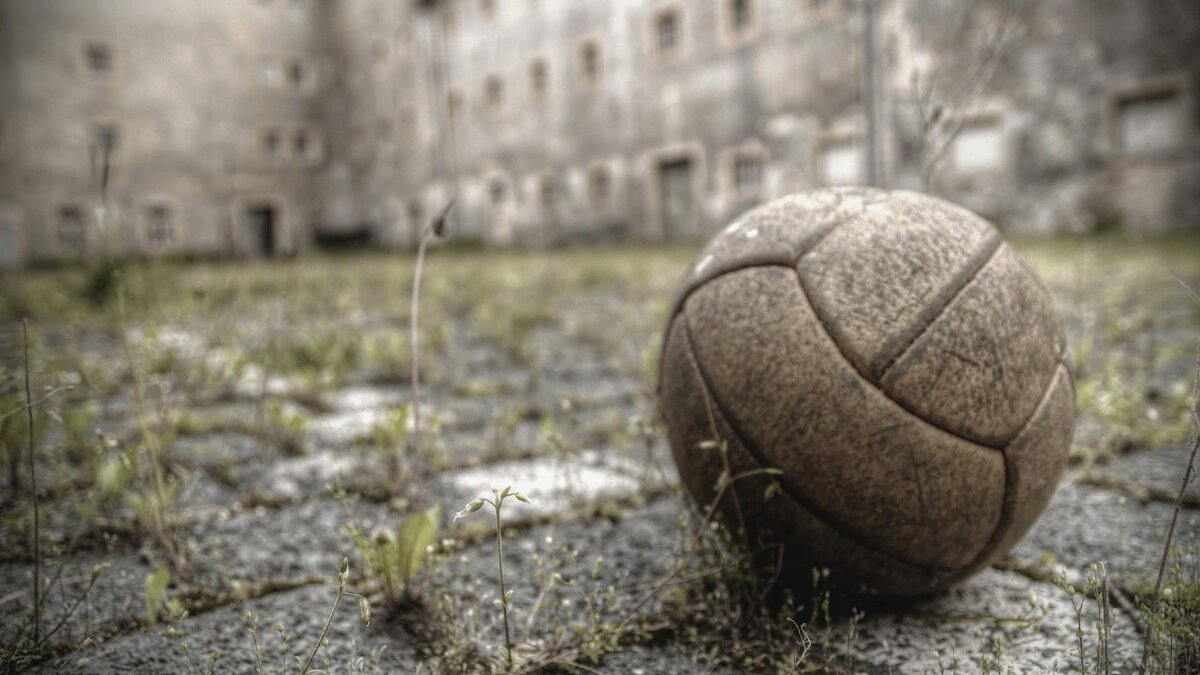 источник фото - https://w-dog.ru/wallpaper/myach-dvor-sport/id/233886/