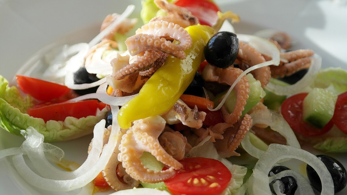 Салат с кальмарами, яблоками и сыром рецепт – Европейская кухня: Салаты. «Еда»