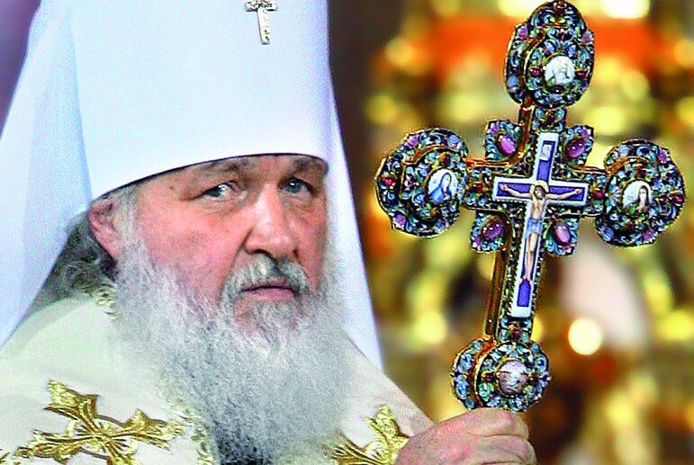 Вы видите этот крест?! Он же из драгоценных камней весь....