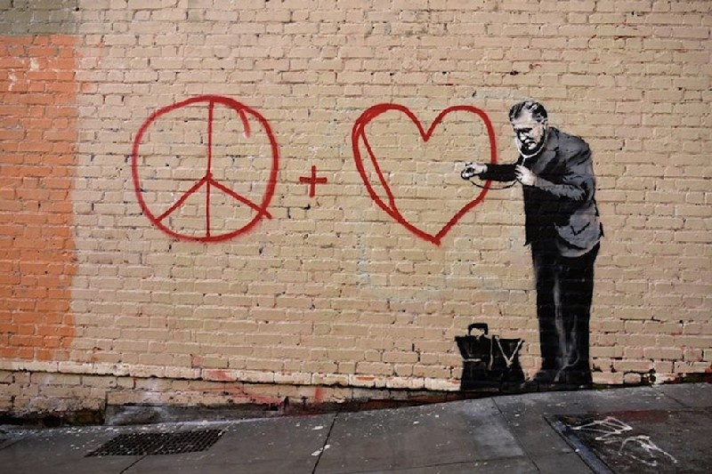 Еще одна работа banksy.