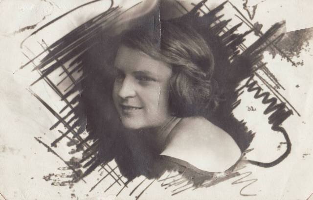 фото 1932 года из семейного архива. на нём бабушке 18 лет